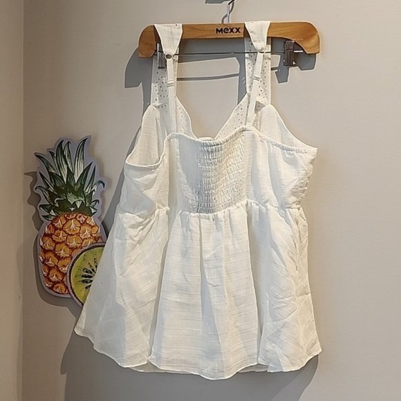 Torrid - Babydoll Cotton Window Pane Button Front Tank in Cloud Dancer White - Picture 4 of 13